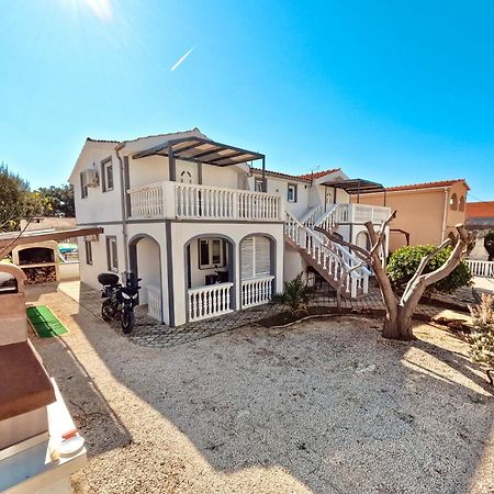Apartmani Cvangic Vir Esterno foto