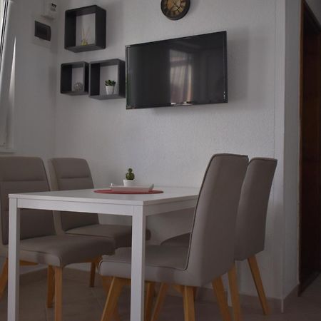 Apartmani Cvangic Vir Esterno foto