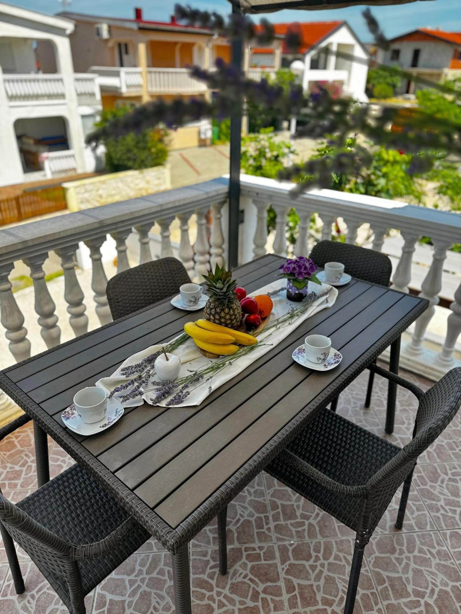 Apartmani Cvangic Vir Esterno foto