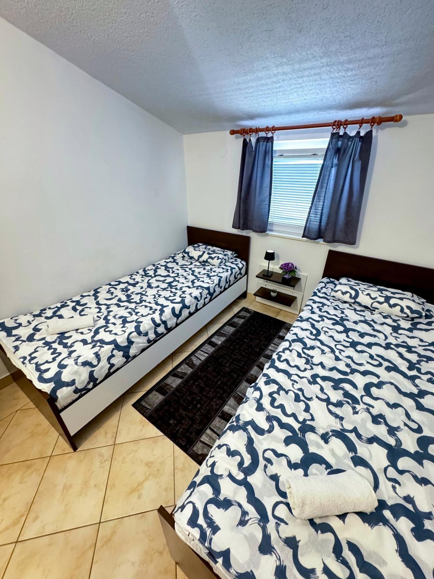 Apartmani Cvangic Vir Esterno foto