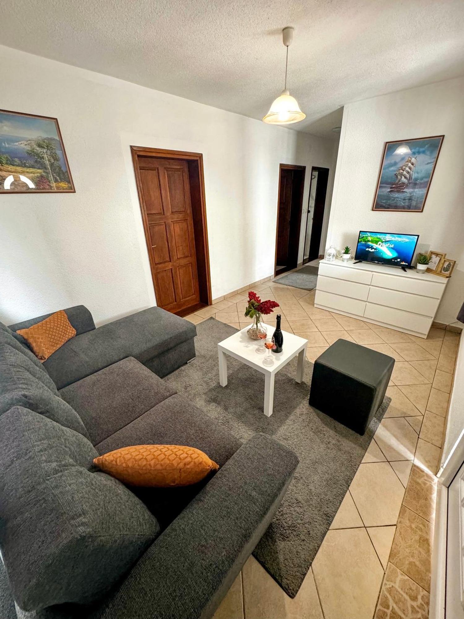 Apartmani Cvangic Vir Esterno foto